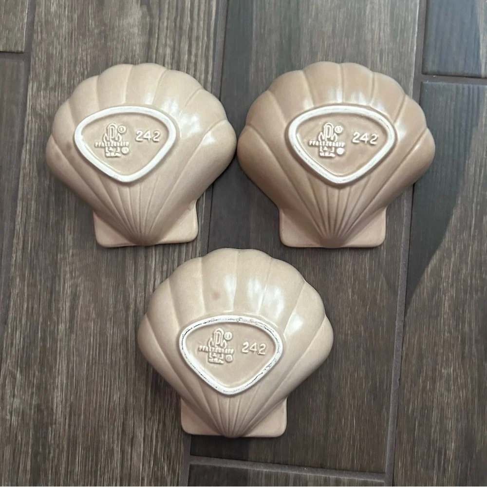 VTG Pfaltzgraff Yorktowne 242 USA Shell Bowls in Tan Set of 3